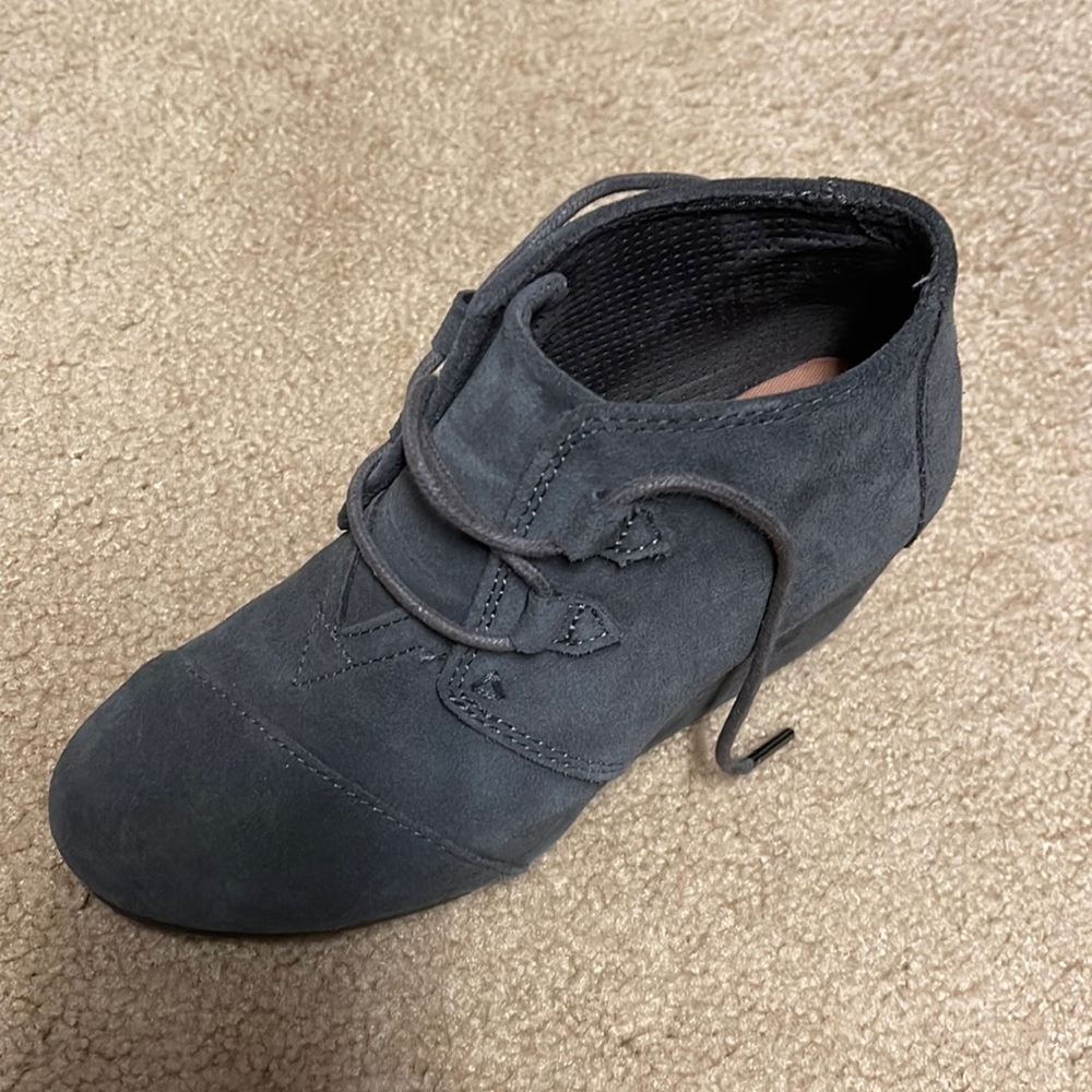 Women’s size 6 Toms Kala Desert Wedge Bootie